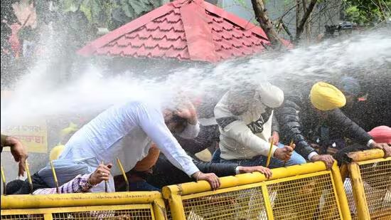 ‘ਜਾਤੀਵਾਦ’ ਵਿਵਾਦ: ‘ਆਪ’ ਵੱਲੋਂ ਬਾਜਵਾ ਦੀ ਟਿੱਪਣੀ ਦੇ ਵਿਰੋਧ ‘ਚ ਚੰਡੀਗੜ੍ਹ ਪੁਲਿਸ ਨੇ ਜਲ ਤੋਪਾਂ ਦੀ ਵਰਤੋਂ ਕੀਤੀ