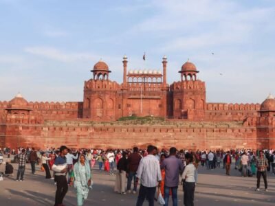 ਦਿੱਲੀ 'ਚ ਅੱਤਵਾਦੀ ਚਿਤਾਵਨੀ, ਪਾਕਿਸਤਾਨ ਸਥਿਤ ਲਸ਼ਕਰ-ਏ-ਤੋਇਬਾ ਲਾਲ ਕਿਲੇ ਅਤੇ ਚਾਂਦਨੀ ਚੌਕ ਨੇੜੇ ਧਮਾਕਿਆਂ ਦੀ ਯੋਜਨਾ ਬਣਾ ਰਹੀ ਹੈ।