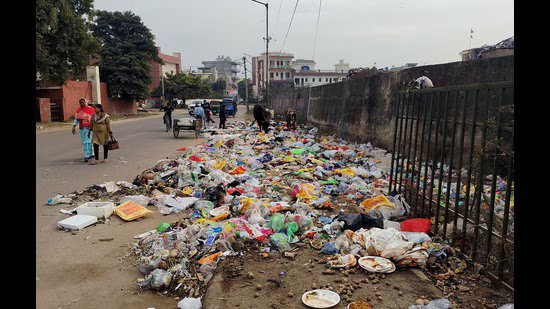 ਨਗਰ ਨਿਗਮ ਦੀ ਸਵੱਛਤਾ ਮੁਹਿੰਮ ਦੇ ਬਾਵਜੂਦ: ਪੰਚਕੂਲਾ ‘ਚ ਗੈਰ-ਕਾਨੂੰਨੀ ਡੰਪਿੰਗ ਕਾਰਨ ਖਾਲੀ ਪਲਾਟ, ਖੁੱਲ੍ਹੇ ਮੈਦਾਨ ਸਿਹਤ ਲਈ ਖ਼ਤਰੇ ‘ਚ