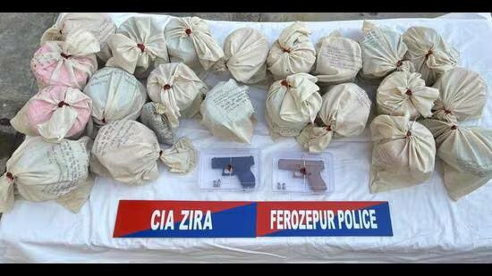 ਪੰਜਾਬ ਦੇ ਫਿਰੋਜ਼ਪੁਰ ‘ਚ 22 ਕਿਲੋ ਹੈਰੋਇਨ, ਗਲਾਕ ਪਿਸਤੌਲ ਬਰਾਮਦ; 4 ਨੂੰ ਗ੍ਰਿਫਤਾਰ ਕੀਤਾ ਹੈ