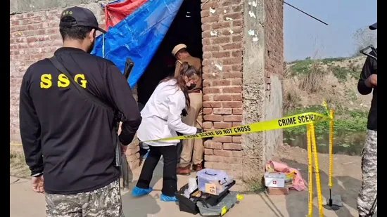 ਪੰਜਾਬ ਵਿੱਚ ਪਾਕਿਸਤਾਨੀ ਸਰਹੱਦ ਨੇੜੇ ਗੋਲੀ ਲੱਗਣ ਨਾਲ 2 ਪੁਲਿਸ ਮੁਲਾਜ਼ਮਾਂ ਦੀਆਂ ਲਾਸ਼ਾਂ ਮਿਲੀਆਂ ਹਨ