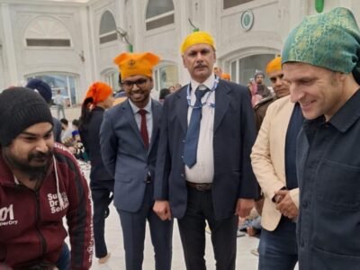 ਫਰਾਂਸ ਦੇ ਰਾਸ਼ਟਰਪਤੀ ਮੈਕਰੋਨ ਨੇ ਦਿੱਲੀ ਦੇ ਬੰਗਲਾ ਸਾਹਿਬ ਗੁਰਦੁਆਰੇ ਦੇ ਦਰਸ਼ਨ ਕੀਤੇ | ਵੀਡੀਓ