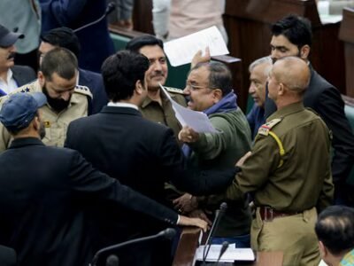 ਭਾਜਪਾ ਵਿਧਾਇਕ ਵੱਲੋਂ ਵਾਦੀ ਦੇ ਲੋਕਾਂ ਵੱਲੋਂ ਜੰਮੂ ਵਿੱਚ ਜ਼ਮੀਨ ’ਤੇ ਕਬਜ਼ਾ ਕਰਨ ਦੇ ਦਾਅਵੇ ਮਗਰੋਂ ਸਦਨ ਵਿੱਚ ਹੰਗਾਮਾ ਹੋਇਆ