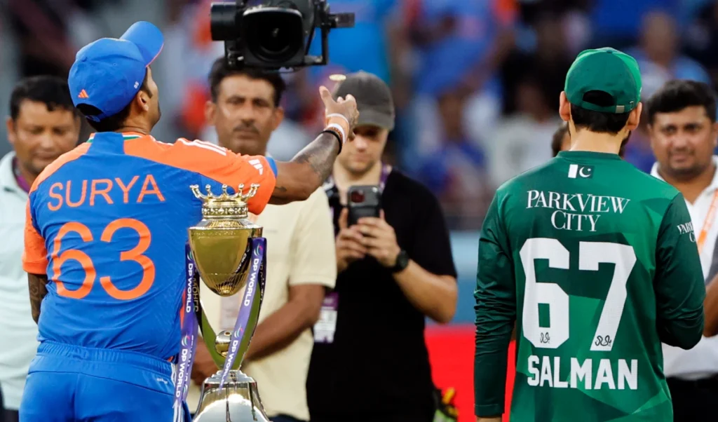 ਭਾਰਤ-ਪਾਕਿਸਤਾਨ ਮੈਚ ‘ਚ ‘ਨੋ ਹੈਂਡਸ਼ੇਕ’ ਦੀ ਰਵਾਇਤ ਜਾਰੀ, ਸੂਰਿਆਕੁਮਾਰ ਯਾਦਵ ਨੇ ਪਾਕਿ ਕਪਤਾਨ ਨੂੰ ਕੀਤਾ ਨਜ਼ਰ ਅੰਦਾਜ਼!