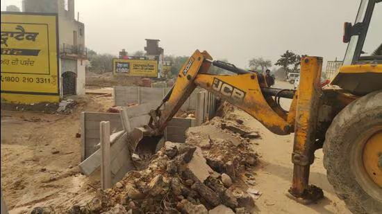 ਮੁਹਾਲੀ ਪ੍ਰਸ਼ਾਸਨ ਵੱਲੋਂ ਸੁਖਨਾ ਝੀਲ ਨੇੜੇ ਨਾਜਾਇਜ਼ ਉਸਾਰੀਆਂ ਖ਼ਿਲਾਫ਼ ਸ਼ਿਕੰਜਾ ਕੱਸਿਆ ਗਿਆ