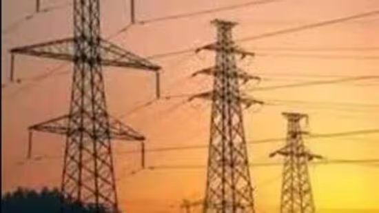 ਲੁਧਿਆਣਾ: ਅਧਿਕਾਰੀਆਂ ਦਾ ਕਹਿਣਾ ਹੈ ਕਿ ਬਿਜਲੀ ਕੁਨੈਕਸ਼ਨ ਦੀਆਂ ਬੇਨਤੀਆਂ ਲਗਭਗ ਤਿੰਨ ਗੁਣਾ ਵੱਧ ਗਈਆਂ ਹਨ