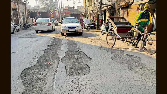 ਲੁਧਿਆਣਾ: ਡੋਮੋਰੀਆ ਪੁਲ ਰੋਡ ‘ਤੇ ਟੋਏ ਕਾਰਨ ਵਾਹਨ ਚਾਲਕਾਂ ਨੂੰ ਰੋਜ਼ਾਨਾ ਪ੍ਰੇਸ਼ਾਨੀ ਹੁੰਦੀ ਹੈ