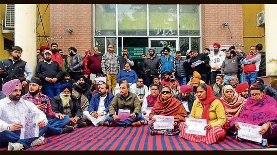 ਲੁਧਿਆਣਾ: ਢੋਕਾ ਮੁਹੱਲਾ ਵਾਸੀਆਂ ਨੇ ਸ਼ਹਿਰ ਦੀ ਬੇਰੁਖ਼ੀ ਦਾ ਦੋਸ਼ ਲਾਇਆ, ਨਿਕਾਸੀ ਦੀ ਸਮੱਸਿਆ ਨੂੰ ਲੈ ਕੇ ਕੀਤਾ ਧਰਨਾ