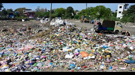 ਲੁਧਿਆਣਾ: ਫੋਕਲ ਪੁਆਇੰਟ ਰੋਡ ‘ਤੇ ਖੁੱਲ੍ਹੇ ਕੂੜੇ ਦੇ ਢੇਰ ਨੇ ਸਿਹਤ ਲਈ ਖ਼ਤਰਾ
