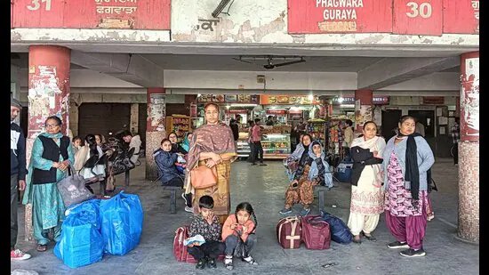 ਲੁਧਿਆਣਾ: ਬੱਸਾਂ ਦੇ ਡਾਇਵਰਸ਼ਨ ਜਨਤਕ ਟਰਾਂਸਪੋਰਟ ਨੂੰ ਪ੍ਰਭਾਵਿਤ ਕਰਨ ਕਾਰਨ ਯਾਤਰੀਆਂ ਨੂੰ ਝੱਲਣਾ ਪੈ ਰਿਹਾ ਹੈ