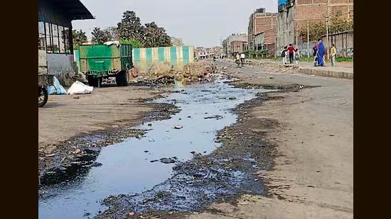 ਲੁਧਿਆਣਾ: ਸੀਵਰੇਜ ਤੇ ਕੂੜੇ ਨਾਲ ਭਰੀ ਸੜਕ; ਯਾਤਰੀ ਲਾਲ ਦੇਖਦੇ ਹਨ