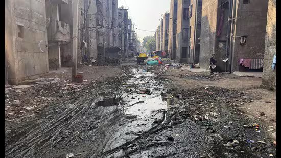 ਲੁਧਿਆਣਾ: ਸੀਵਰੇਜ ਦੇ ਓਵਰਫਲੋਅ ਦਾ ਸਾਹਮਣਾ ਕਰਦੇ ਹੋਏ ਗਿਆਸਪੁਰਾ ਰੇਹੜੀ ਵਾਲੇ ਫਲੈਟਾਂ ਦੇ ਵਸਨੀਕ ਲਾਲ ਦਿਖਾਈ ਦਿੰਦੇ ਹਨ