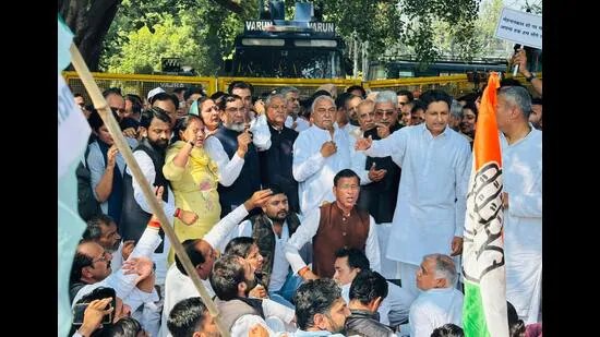 ਹਰਿਆਣਾ: ਕਾਂਗਰਸ ਨੇ ਵਿਧਾਨ ਸਭਾ ਦੇ ਘਿਰਾਓ ਦੇ ਸੱਦੇ ਨੂੰ ਰੋਕਣ ਲਈ ਘਰਾਂ ‘ਚ ਨਜ਼ਰਬੰਦੀਆਂ, ਸਟੇਜਾਂ ਤੋਂ ਵਾਕਆਊਟ ਕਰਨ ਦਾ ਦੋਸ਼ ਲਾਇਆ