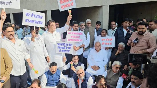 ਹਰਿਆਣਾ: ਵਿਧਾਨ ਸਭਾ ਦੇ ਗੇਟਾਂ ‘ਤੇ ਕਾਂਗਰਸ ਦੇ ਪ੍ਰਦਰਸ਼ਨ ਨੇ ਤਿੱਖੀ ਅਦਲਾ-ਬਦਲੀ ਸ਼ੁਰੂ ਕਰ ਦਿੱਤੀ