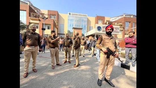 ਹੁਣ ਮੋਹਾਲੀ ਦੇ 18 ਪ੍ਰਾਈਵੇਟ ਸਕੂਲਾਂ ਨੂੰ ਬੰਬ ਦੀ ਧਮਕੀ ਦਿੱਤੀ ਗਈ ਹੈ