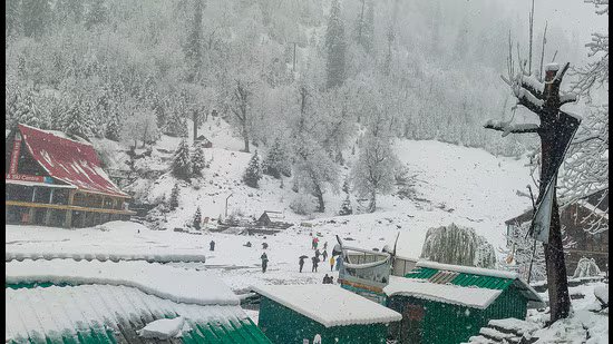 ਅਟਲ ਸੁਰੰਗ ਨੇੜੇ ਫਸੇ 1500 ਵਾਹਨਾਂ ਨੂੰ ਕੱਢਿਆ ਗਿਆ