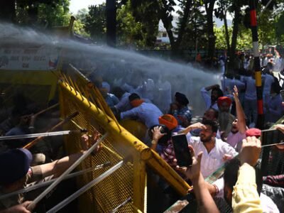 ਅਧਿਕਾਰੀ ਦੀ ਖ਼ੁਦਕੁਸ਼ੀ: ਅਕਾਲੀ ਦਲ, ਕਾਂਗਰਸ, ਭਾਜਪਾ ਵੱਲੋਂ ਸਾਂਝੇ ਤੌਰ 'ਤੇ ਕੀਤੀ ਗਈ ਜਲ ਤੋਪਾਂ ਦੀ ਵਰਤੋਂ