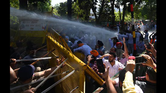 ਅਧਿਕਾਰੀ ਦੀ ਖ਼ੁਦਕੁਸ਼ੀ: ਅਕਾਲੀ ਦਲ, ਕਾਂਗਰਸ, ਭਾਜਪਾ ਵੱਲੋਂ ਸਾਂਝੇ ਤੌਰ ‘ਤੇ ਕੀਤੀ ਗਈ ਜਲ ਤੋਪਾਂ ਦੀ ਵਰਤੋਂ