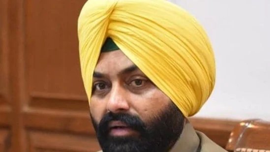 ਅਧਿਕਾਰੀ ਦੀ ਖੁਦਕੁਸ਼ੀ: ਪੰਜਾਬ ਦੇ ਸਾਬਕਾ ਮੰਤਰੀ ਲਾਲਜੀਤ ਭੁੱਲਰ ਗ੍ਰਿਫਤਾਰ, ਮੰਗਲਵਾਰ ਨੂੰ ਅੰਮ੍ਰਿਤਸਰ ਅਦਾਲਤ ‘ਚ ਪੇਸ਼ ਕੀਤਾ ਜਾਵੇਗਾ।