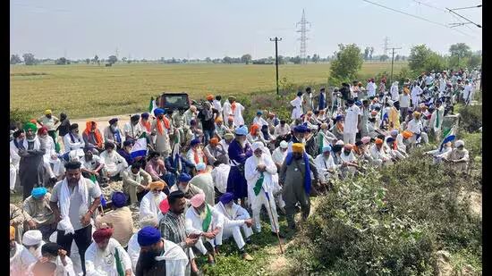 ਅੰਮ੍ਰਿਤਸਰ: ਯੂਨੀਅਨ ਆਗੂਆਂ ਨੂੰ ਹਿਰਾਸਤ ਵਿੱਚ ਲੈਣ ਤੋਂ ਬਾਅਦ ਕਿਸਾਨਾਂ ਨੇ ਮਾਝੇ ਵਿੱਚ ਰੇਲ ਪਟੜੀ ਤੇ ਹਾਈਵੇਅ ਕੀਤਾ ਜਾਮ