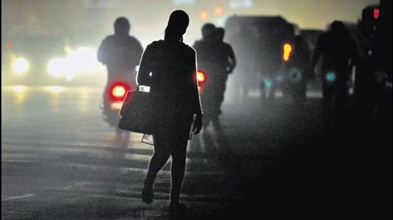 ਅੱਧੀ ਰਾਤ ਦੇ ਮਾਮਲੇ: ਹਨੇਰੇ ਤੋਂ ਬਾਅਦ ਗਲੀਆਂ ਦਾ ਮਾਲਕ ਕੌਣ ਹੈ?