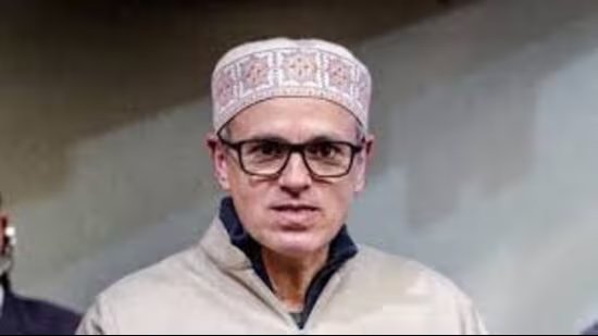 ਉਮਰ ਨੇ ਈਂਧਨ ਸਟੇਸ਼ਨਾਂ ਨੂੰ ਬੰਦ ਕਰਨ ਦੀ ਚੇਤਾਵਨੀ ਦਿੱਤੀ ਹੈ ਜੇਕਰ ਲੋਕ ਘਬਰਾ ਕੇ ਖਰੀਦਦਾਰੀ ਬੰਦ ਨਹੀਂ ਕਰਦੇ ਹਨ