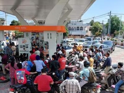 ਕਮੀ ਦੀਆਂ ਅਫਵਾਹਾਂ ਨੇ ਪੰਜਾਬ ਵਿੱਚ ਈਂਧਨ ਦੀ ਖਰੀਦਦਾਰੀ ਕੀਤੀ ਹੈ, ਅਧਿਕਾਰੀਆਂ ਦਾ ਕਹਿਣਾ ਹੈ ਕਿ ਕਾਫ਼ੀ ਸਟਾਕ ਹੈ