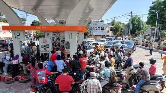 ਕਮੀ ਦੀਆਂ ਅਫਵਾਹਾਂ ਨੇ ਪੰਜਾਬ ਵਿੱਚ ਈਂਧਨ ਦੀ ਖਰੀਦਦਾਰੀ ਕੀਤੀ ਹੈ, ਅਧਿਕਾਰੀਆਂ ਦਾ ਕਹਿਣਾ ਹੈ ਕਿ ਕਾਫ਼ੀ ਸਟਾਕ ਹੈ