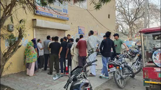 ਕਰਨਾਲ: ਖਪਤਕਾਰ ਐਲਪੀਜੀ ਰੀਫਿਲ ਲਈ ਇੱਕ ਬੀਲਾਈਨ ਬਣਾਉਂਦੇ ਹਨ