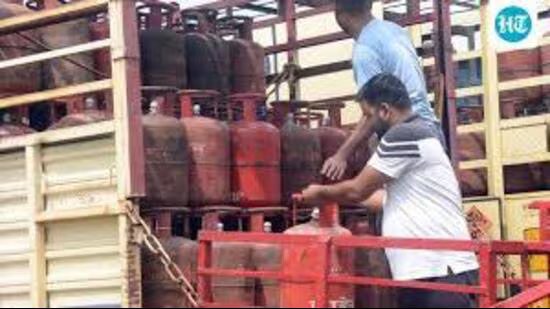 ਚੰਡੀਗੜ੍ਹ: ਐੱਲ.ਪੀ.ਜੀ. ਦੀ ਘਾਟ ਦੇ ਵਿਚਕਾਰ, ਖਾਣ-ਪੀਣ ਵਾਲੇ ਦੁਕਾਨਦਾਰਾਂ ਨੇ ਵਿਕਲਪਾਂ ਦੀ ਤਲਾਸ਼ ਕੀਤੀ, ਉੱਚ ਇਨਪੁਟ ਲਾਗਤ ਫਲੈਗ ਕੀਤੀ