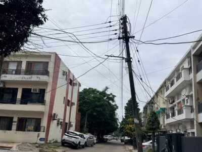 ਚੰਡੀਗੜ੍ਹ ਓਵਰਹੈੱਡ ਕੇਬਲਾਂ ਦੇ ਉਲਝੇ ਜਾਲ ਵਿੱਚ ਫਸ ਗਿਆ