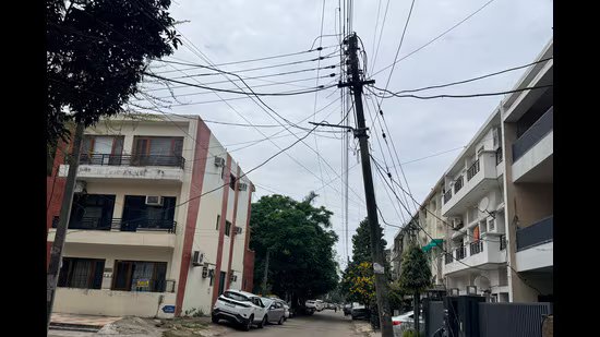 ਚੰਡੀਗੜ੍ਹ ਓਵਰਹੈੱਡ ਕੇਬਲਾਂ ਦੇ ਉਲਝੇ ਜਾਲ ਵਿੱਚ ਫਸ ਗਿਆ