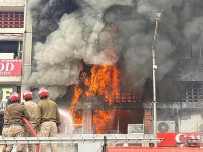 ਚੰਡੀਗੜ੍ਹ ਦੇ ਸੈਕਟਰ 22 ਦੀ ਮੋਬਾਈਲ ਮਾਰਕੀਟ ਨੂੰ ਲੱਗੀ ਅੱਗ, ਕੋਈ ਜਾਨੀ ਨੁਕਸਾਨ ਨਹੀਂ ਹੋਇਆ