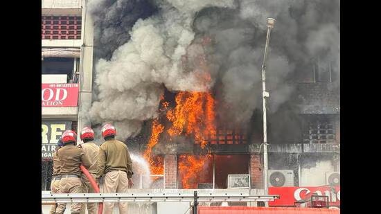 ਚੰਡੀਗੜ੍ਹ ਦੇ ਸੈਕਟਰ 22 ਦੀ ਮੋਬਾਈਲ ਮਾਰਕੀਟ ਨੂੰ ਲੱਗੀ ਅੱਗ, ਕੋਈ ਜਾਨੀ ਨੁਕਸਾਨ ਨਹੀਂ ਹੋਇਆ