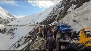 ਜ਼ੋਜੀ ਲਾ ਵਿਖੇ ਬਰਫ਼ ਦੇ ਤੋਦੇ ਡਿੱਗਣ ਕਾਰਨ ਸੱਤ ਦੀ ਮੌਤ; ਸ੍ਰੀਨਗਰ-ਲੇਹ ਹਾਈਵੇਅ ਜਾਮ