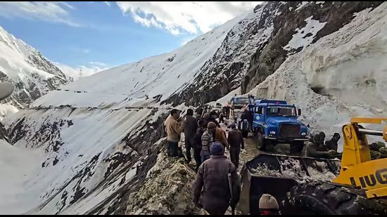 ਜ਼ੋਜੀ ਲਾ ਵਿਖੇ ਬਰਫ਼ ਦੇ ਤੋਦੇ ਡਿੱਗਣ ਕਾਰਨ ਸੱਤ ਦੀ ਮੌਤ; ਸ੍ਰੀਨਗਰ-ਲੇਹ ਹਾਈਵੇਅ ਜਾਮ
