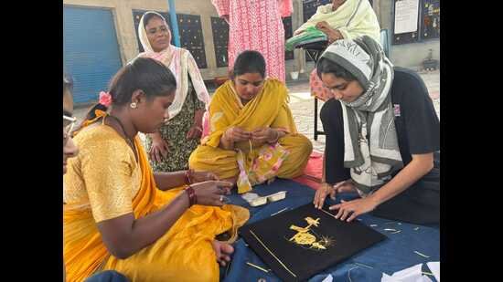 ਤੂੜੀ ਤੋਂ ਪੋਰਟਰੇਟ ਤੱਕ: ਪੇਂਡੂ ਔਰਤਾਂ ਫਸਲਾਂ ਦੀ ਰਹਿੰਦ-ਖੂੰਹਦ ਨੂੰ ਕਲਾ ਵਿੱਚ ਬਦਲਦੀਆਂ ਹਨ