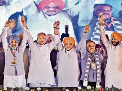 ਦਸਤਾਰ ਵਿੱਚ, ਸ਼ਾਹ ਸਿੱਖਾਂ ਨੂੰ ਲੁਭਾਉਣ ਲਈ ਗੁਰੂਆਂ, ਨਾਨਕਸ਼ਾਹੀ ਕੈਲੰਡਰ ਦੀਆਂ ਕੁਰਬਾਨੀਆਂ ਦਾ ਸੱਦਾ ਦਿੰਦਾ ਹੈ