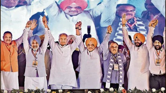 ਦਸਤਾਰ ਵਿੱਚ, ਸ਼ਾਹ ਸਿੱਖਾਂ ਨੂੰ ਲੁਭਾਉਣ ਲਈ ਗੁਰੂਆਂ, ਨਾਨਕਸ਼ਾਹੀ ਕੈਲੰਡਰ ਦੀਆਂ ਕੁਰਬਾਨੀਆਂ ਦਾ ਸੱਦਾ ਦਿੰਦਾ ਹੈ