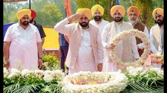 ਪੰਜਾਬ: CM ਮਾਨ ਨੇ 95ਵੇਂ ਸ਼ਹੀਦੀ ਦਿਹਾੜੇ ‘ਤੇ ਭਗਤ ਸਿੰਘ, ਰਾਜਗੁਰੂ, ਸੁਖਦੇਵ ਨੂੰ ਦਿੱਤੀ ਸ਼ਰਧਾਂਜਲੀ