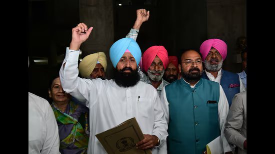 ਪੰਜਾਬ ਵਿਧਾਨ ਸਭਾ ਸੈਸ਼ਨ: ‘ਬੈਂਡ ਪਲੇਅਰ’ ਵਾਲੀ ਟਿੱਪਣੀ ‘ਤੇ ਸਦਨ ਨੇ ਐਲਓਪੀ ਬਾਜਵਾ ਵਿਰੁੱਧ ਮਤਾ ਪਾਸ ਕੀਤਾ