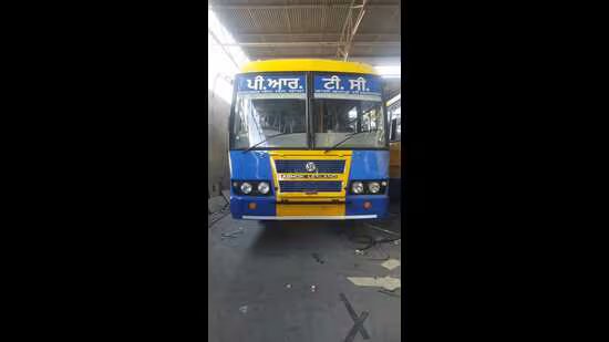 ਪੰਜਾਬ: ਸਕੂਲਾਂ, ਹਸਪਤਾਲਾਂ ਤੋਂ ਬਾਅਦ ਹੁਣ ਪੀਆਰਟੀਸੀ ਦੀਆਂ ਬੱਸਾਂ ‘ਆਪ’ ਦੀਆਂ ਪੀਲੇ-ਨੀਲੇ ਰੰਗ ‘ਚ ਰੰਗੀਆਂ