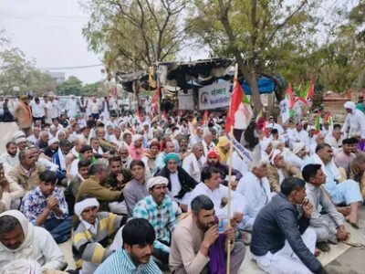 'ਮਾਮੂਲੀ' ਸਾਉਣੀ ਦੀ ਫਸਲ ਦੇ ਨੁਕਸਾਨ ਦੀ ਰਾਹਤ ਨੂੰ ਲੈ ਕੇ ਹਿਸਾਰ ਦੇ ਕਿਸਾਨ ਡੀਸੀ ਦਫਤਰ ਦੇ ਬਾਹਰ ਪ੍ਰਦਰਸ਼ਨ ਕਰਦੇ ਹੋਏ