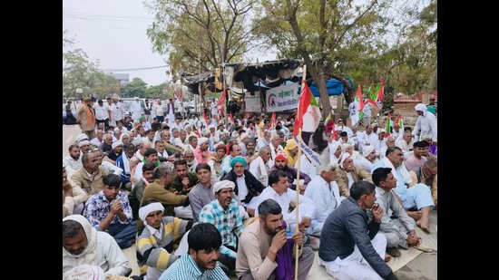 ‘ਮਾਮੂਲੀ’ ਸਾਉਣੀ ਦੀ ਫਸਲ ਦੇ ਨੁਕਸਾਨ ਦੀ ਰਾਹਤ ਨੂੰ ਲੈ ਕੇ ਹਿਸਾਰ ਦੇ ਕਿਸਾਨ ਡੀਸੀ ਦਫਤਰ ਦੇ ਬਾਹਰ ਪ੍ਰਦਰਸ਼ਨ ਕਰਦੇ ਹੋਏ