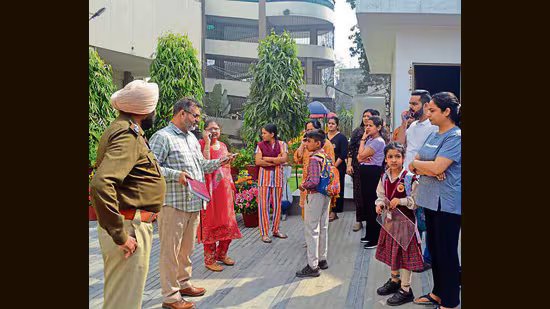 ਲੁਧਿਆਣਾ ‘ਚ 10 ਸਕੂਲਾਂ ‘ਚ ਬੰਬ ਦੀ ਧਮਕੀ, ਰੇਲਵੇ ਸਟੇਸ਼ਨ ‘ਤੇ ਦਹਿਸ਼ਤ ਦਾ ਮਾਹੌਲ