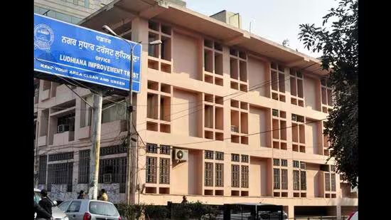 ਲੁਧਿਆਣਾ ਵਿੱਚ ਰਿਹਾਇਸ਼ੀ ਪਲਾਟਾਂ ਦੀ ਨਿਲਾਮੀ ਰੱਦ ਹੋਣ ‘ਤੇ ਬੋਲੀਕਾਰਾਂ ਨੇ ਰੌਲਾ ਪਾਇਆ