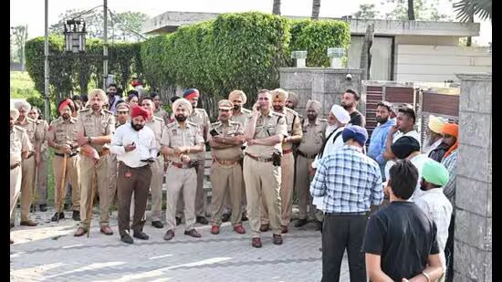 ਲੁਧਿਆਣਾ: ‘ਡਰੱਗ ਲਾਰਡ’ ਰਾਣੋ ਦੇ ਪਾਇਲ ਦੇ ਘਰ ਦੀ ਜਾਂਚ ਕਰਦੇ ਹੋਏ ਅਧਿਕਾਰੀ