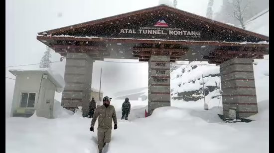 ਹਿਮਾਚਲ ‘ਚ ਤਾਜ਼ਾ ਬਰਫਬਾਰੀ, ਜਨਜੀਵਨ ਪ੍ਰਭਾਵਿਤ; ਸੜਕਾਂ ਬਲਾਕ ਕੀਤੀਆਂ