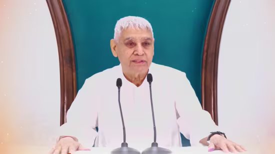 ਆਸ਼ਰਮ ਦੀ ਘੇਰਾਬੰਦੀ ਵਿੱਚ 6 ਦੀ ਮੌਤ ਹੋ ਗਈ ਜਦੋਂ ਪੁਲਿਸ ਇਸ ‘ਭਗਵਾਨ’ ਨੂੰ ਗ੍ਰਿਫਤਾਰ ਕਰਨ ਗਈ। 12 ਸਾਲ ਬਾਅਦ ਉਹ ਜੇਲ੍ਹ ਤੋਂ ਬਾਹਰ ਆਇਆ | ਕੌਣ ਹੈ ਸੰਤ ਰਾਮਪਾਲ?