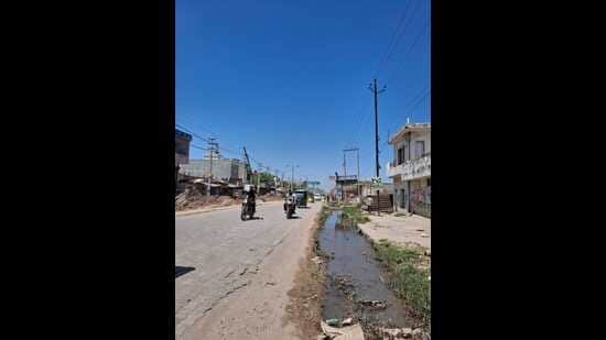 ਖਰੜ-ਲਾਂਡਰਾਂ ਰੋਡ: ਖੁੱਲ੍ਹਾ ਡਰੇਨ ਵਾਹਨ ਚਾਲਕਾਂ ਲਈ ਭਿਆਨਕ ਸੁਪਨਾ ਬਣਿਆ ਹੋਇਆ ਹੈ